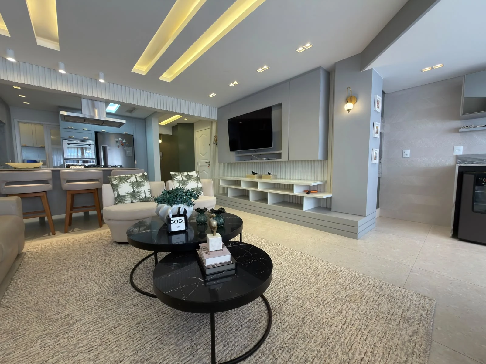 Foto real da sala de estar do apartamento mobiliado em Mar Grosso