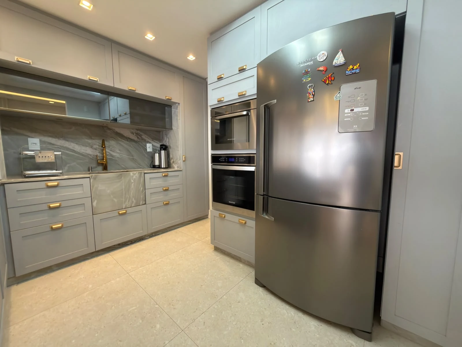 Foto real da cozinha do apartamento mobiliado em Mar Grosso