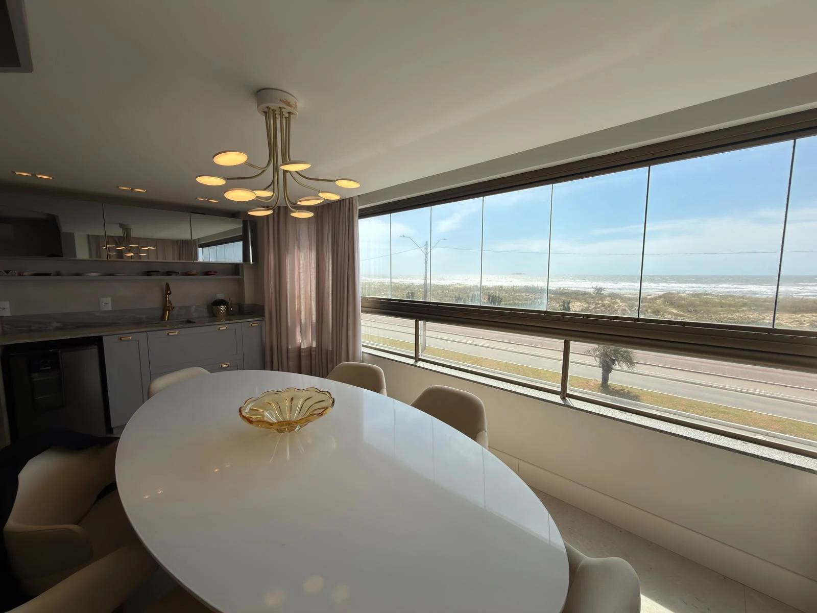 Vista real da mesa de jantar para o mar e a praia de Mar Grosso