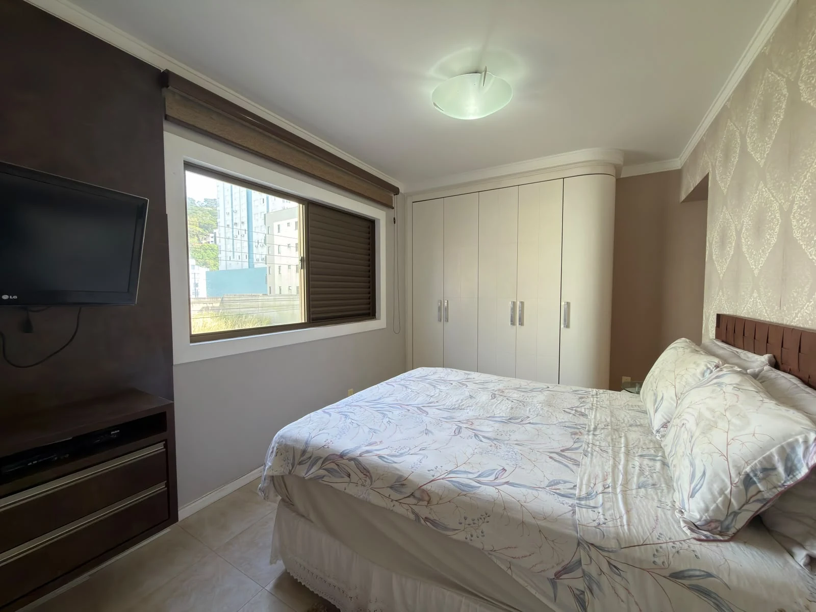 Foto real de um dormitório do apartamento mobiliado em Mar Grosso