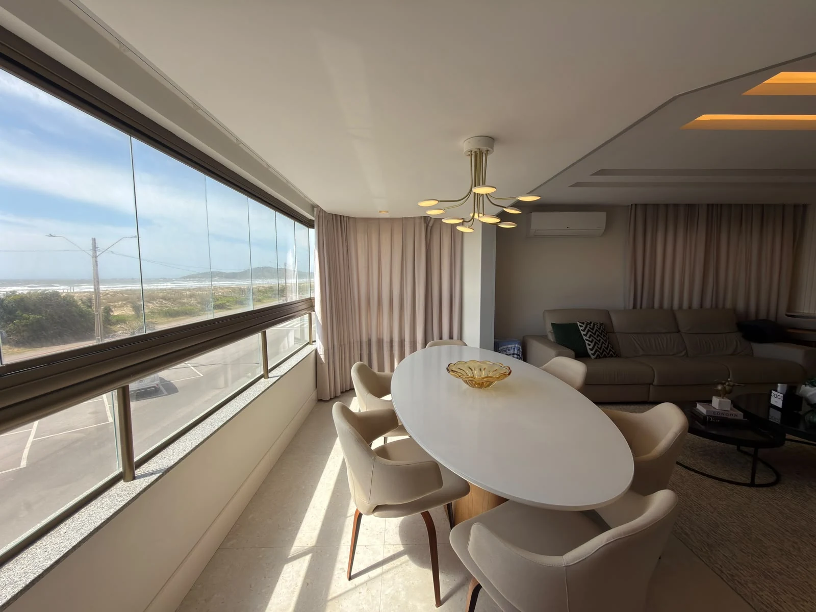 Sala e mesa de jantar com vista frontal para o mar em Mar Grosso, Laguna