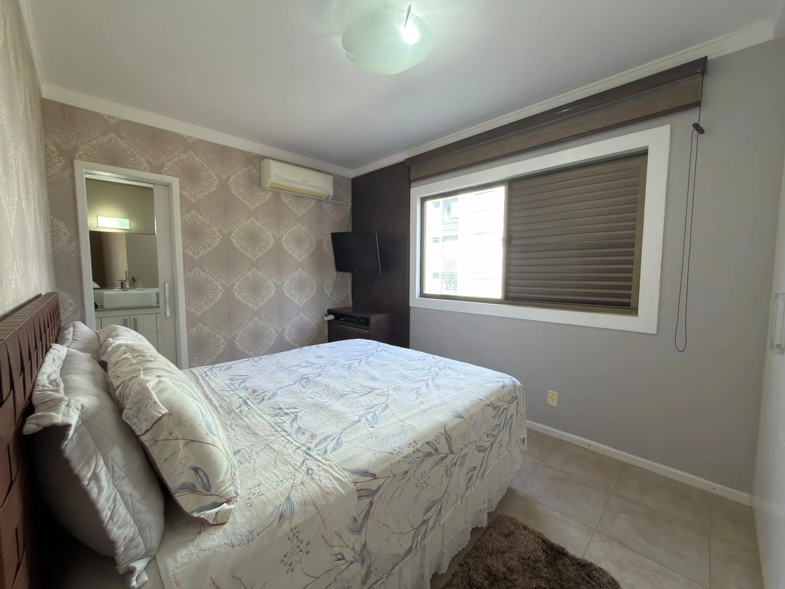 Outro ângulo de um dormitório do apartamento mobiliado